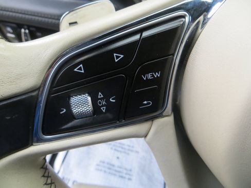 Used 2018 Bentley Bentayga image 19