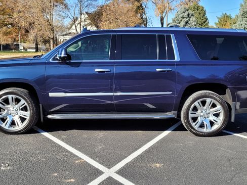 Used 2019 Cadillac Escalade ESV Luxury image 3