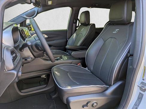 New 2026 Chrysler Pacifica Limited w/ S Appearance Package AWD/4WD image 4