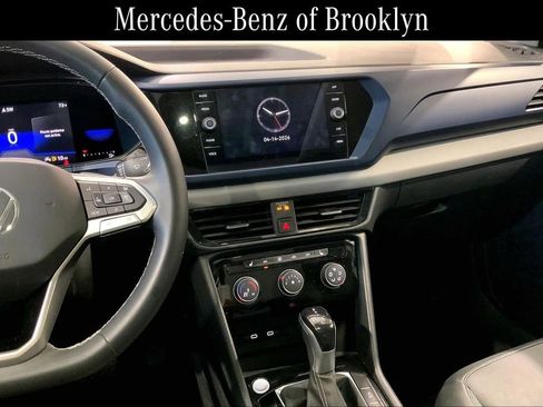 Used 2023 Volkswagen Taos SE w/ Panoramic Sunroof Package image 6