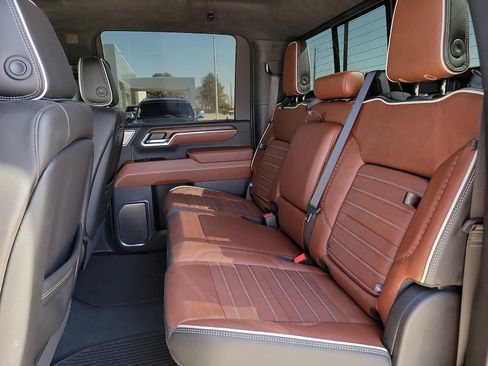 Used 2024 GMC Sierra 2500 Denali Ultimate image 8