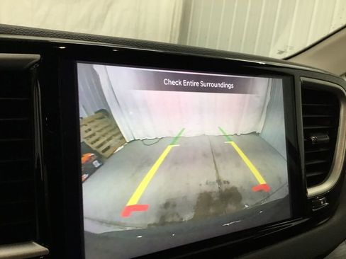 Used 2023 Chrysler Pacifica Touring-L image 11