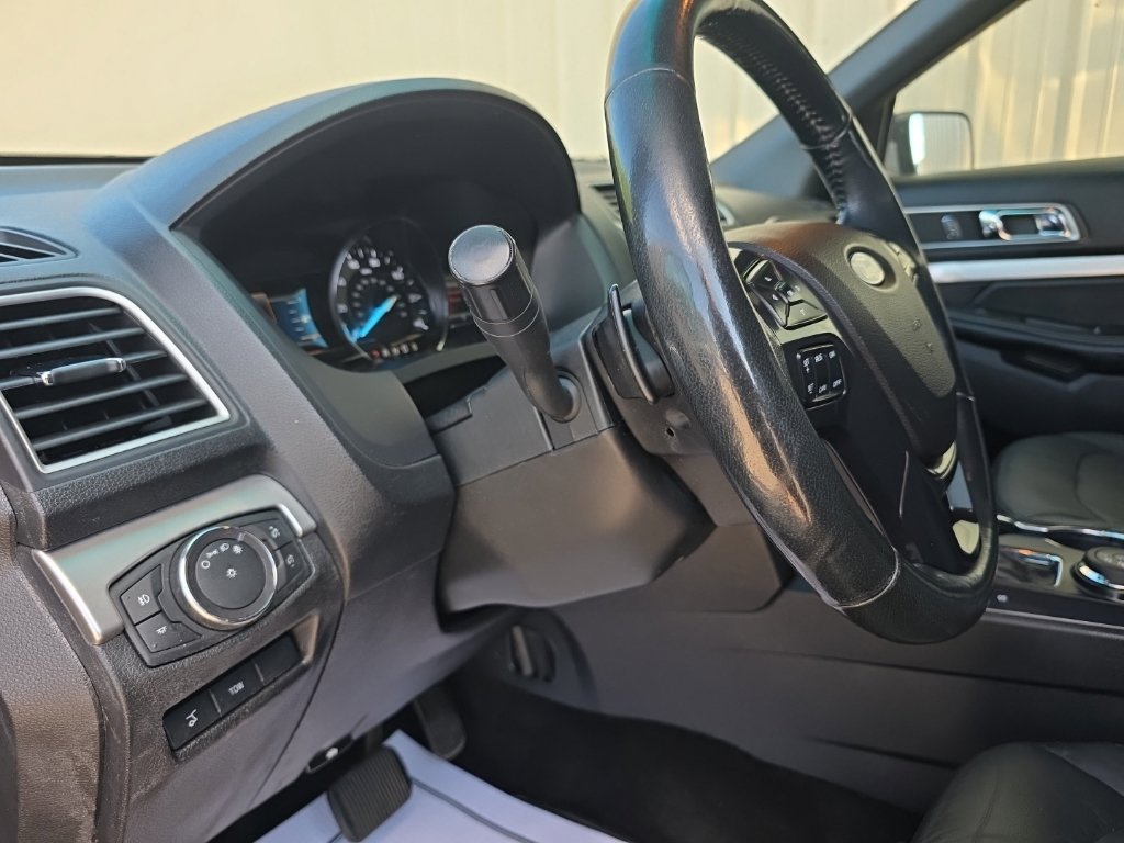 Used 2017 Ford Explorer XLT w/ Equipment Group 202A AWD/4WD image 14