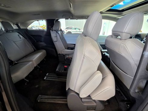 Used 2026 Toyota Sienna XLE FWD image 53