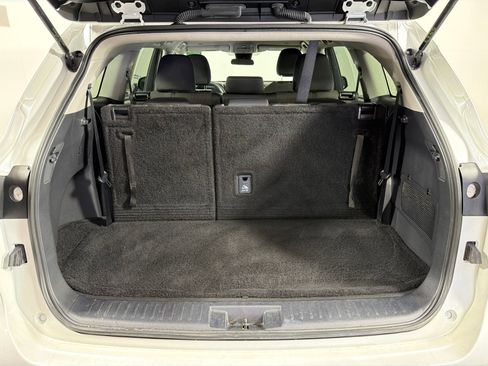 Used 2023 Toyota Highlander L image 18