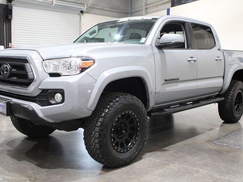 Used 2020 Toyota Tacoma SR5 w/ Technology Package AWD/4WD image 6