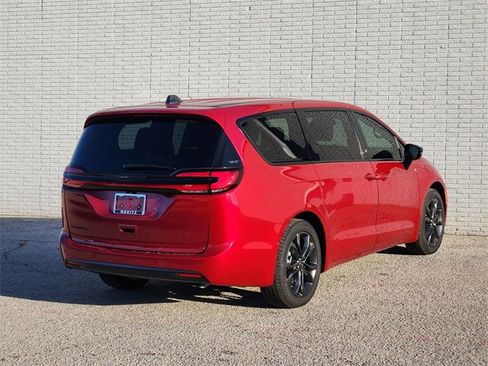 New 2026 Chrysler Pacifica Select image 4