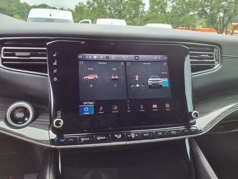 Used 2022 Jeep Wagoneer Series III w/ Flexible Seating Group image 13