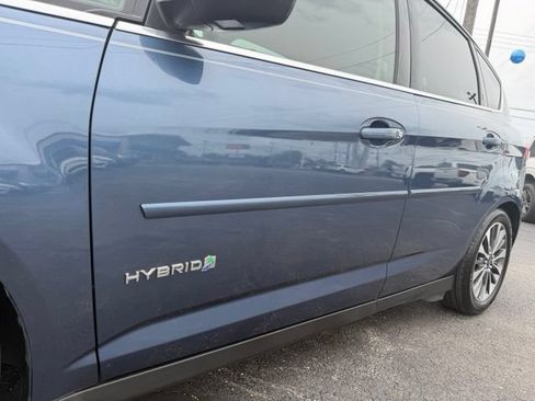 Used 2018 Ford C-MAX Titanium FWD image 17