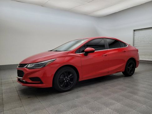 Used 2017 Chevrolet Cruze LT image 2