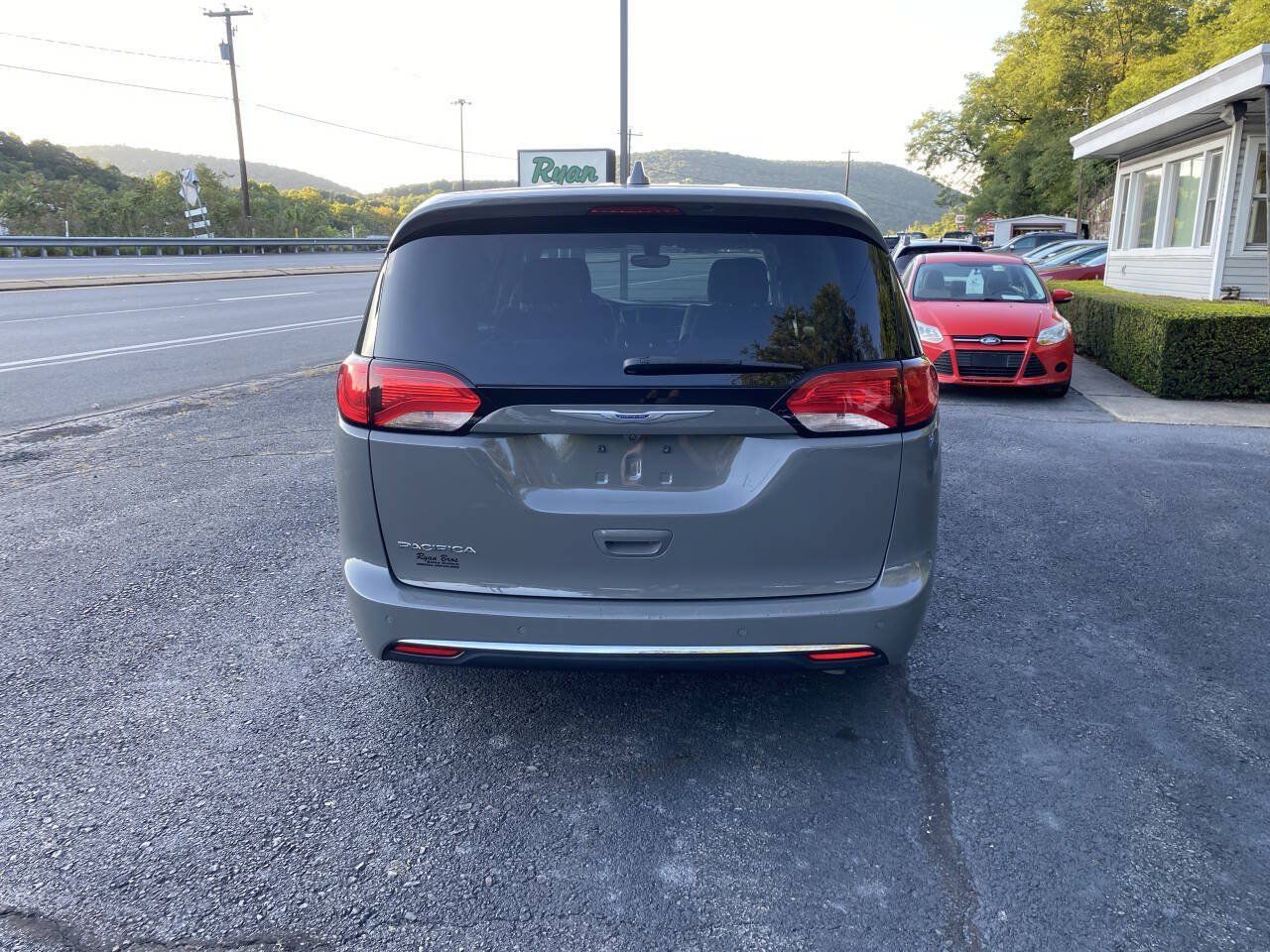 Used 2020 Chrysler Pacifica Touring FWD image 8