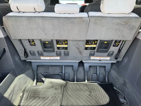 Used 2015 Toyota Sienna LE FWD image 28