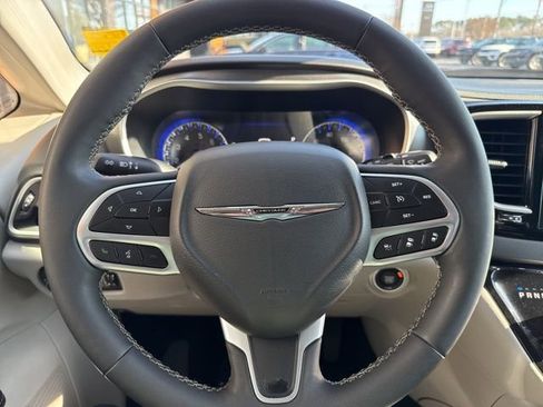 Used 2024 Chrysler Pacifica Touring-L image 11