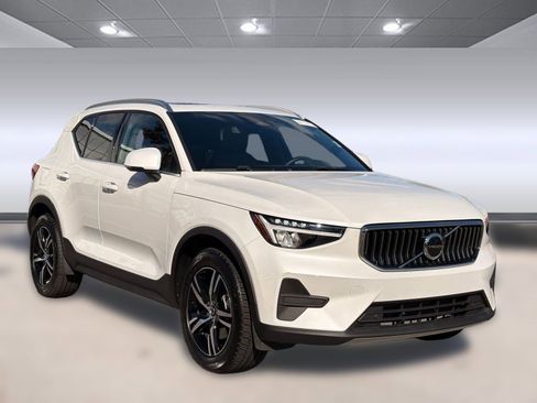 Certified 2025 Volvo XC40 B5 Core image 7