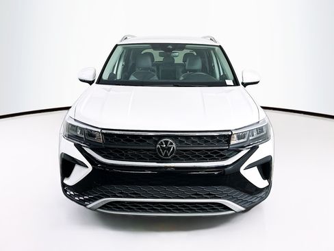 Used 2024 Volkswagen Taos SE FWD image 2