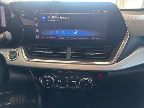 Used 2025 Chevrolet Trax LT w/ LT Convenience Package FWD image 23