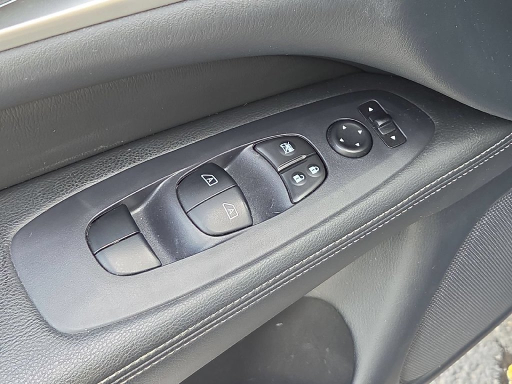 Used 2018 Nissan Pathfinder Platinum AWD/4WD image 13