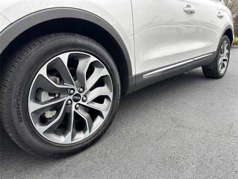 Certified 2022 Lincoln Nautilus Reserve image 12