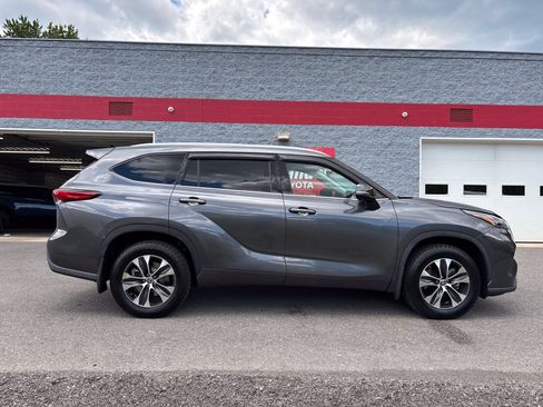 Used 2020 Toyota Highlander XLE AWD/4WD image 2