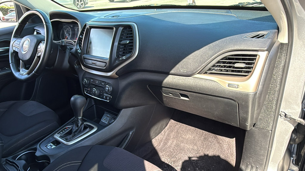 Used 2017 Jeep Cherokee Latitude w/ Comfort & Sound Group FWD image 42