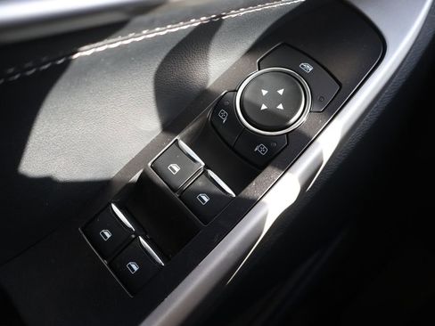 Used 2023 Ford Explorer XLT image 34