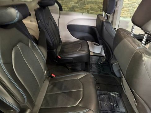 Used 2021 Chrysler Pacifica Touring-L AWD/4WD image 34