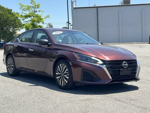 Used 2024 Nissan Altima 2.5 SV FWD image 15