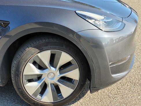 Used 2022 Tesla Model Y Long Range AWD/4WD image 16