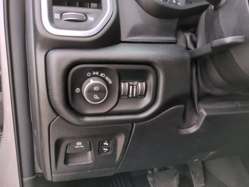 Used 2019 RAM 1500 Laramie w/ Sport Appearance Package AWD/4WD image 18