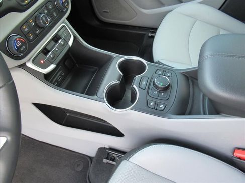 Used 2023 GMC Terrain SLT w/ Infotainment Package II FWD image 17