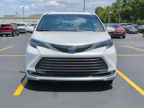 Used 2024 Toyota Sienna XLE FWD image 9