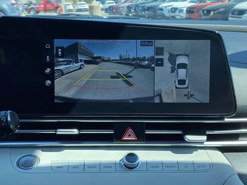 Used 2024 Hyundai Elantra Limited image 16