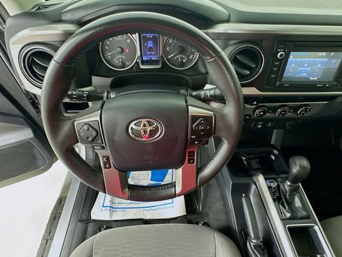Used 2018 Toyota Tacoma SR5 AWD/4WD image 12