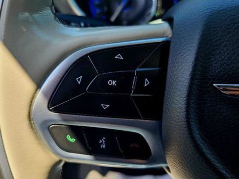 Used 2019 Chrysler Pacifica Limited FWD image 11
