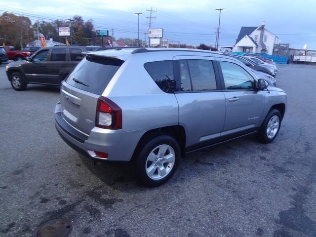 Used 2017 Jeep Compass Latitude FWD image 5