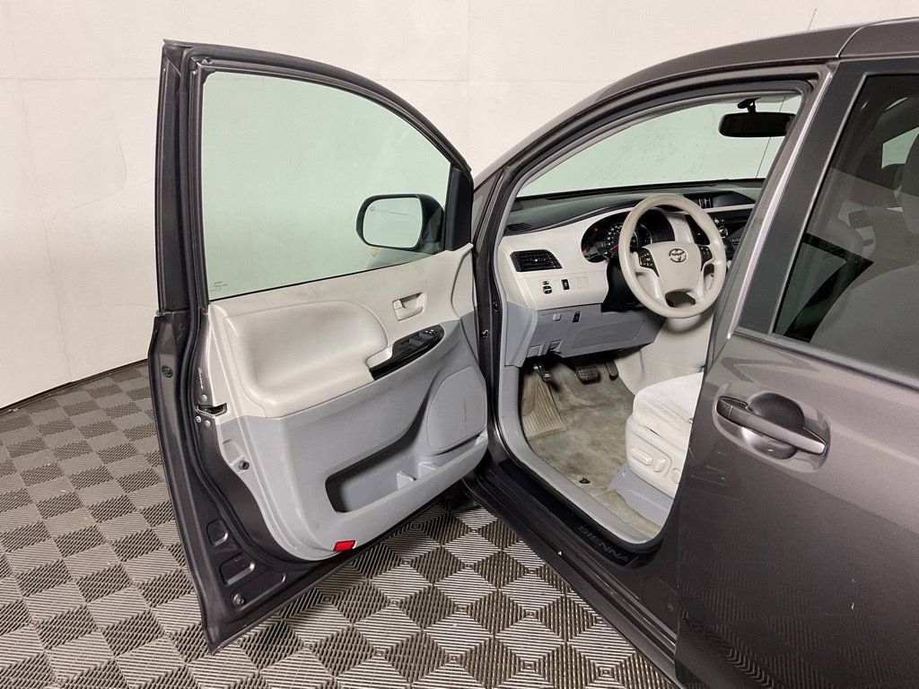 Used 2013 Toyota Sienna LE w/ Towing Pkg FWD image 17