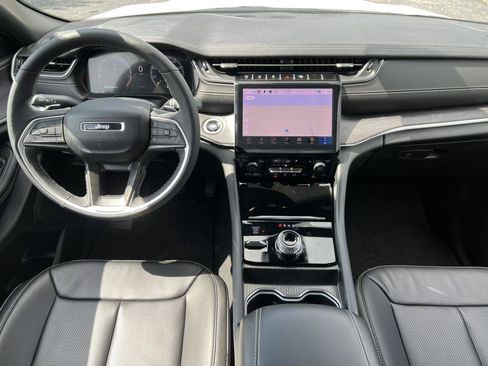 Used 2025 Jeep Grand Cherokee Limited w/ Luxury Tech Group II AWD/4WD image 3