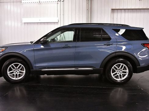 Used 2025 Ford Explorer Active w/ Active Comfort Package RWD image 4