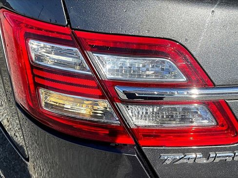 Used 2018 Ford Taurus Limited image 27
