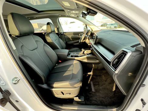 Certified 2025 Kia Sorento EX w/ Panoramic Sunroof Package image 28