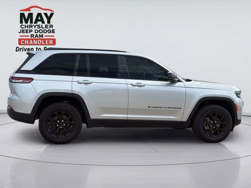 Used 2025 Jeep Grand Cherokee Altitude AWD/4WD image 8