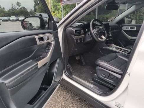 Used 2023 Ford Explorer Limited w/ Equipment Group 301A RWD image 11