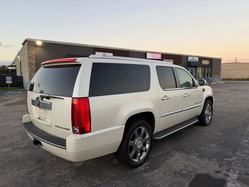 Used 2011 Cadillac Escalade ESV Luxury RWD image 5