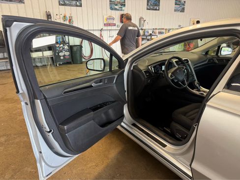 Used 2016 Ford Fusion SE FWD image 6