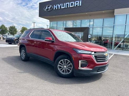 Used 2023 Chevrolet Traverse LT FWD image 2