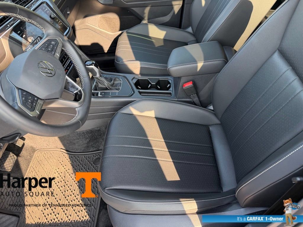 Used 2024 Volkswagen Tiguan SE w/ Panoramic Sunroof Package FWD image 12