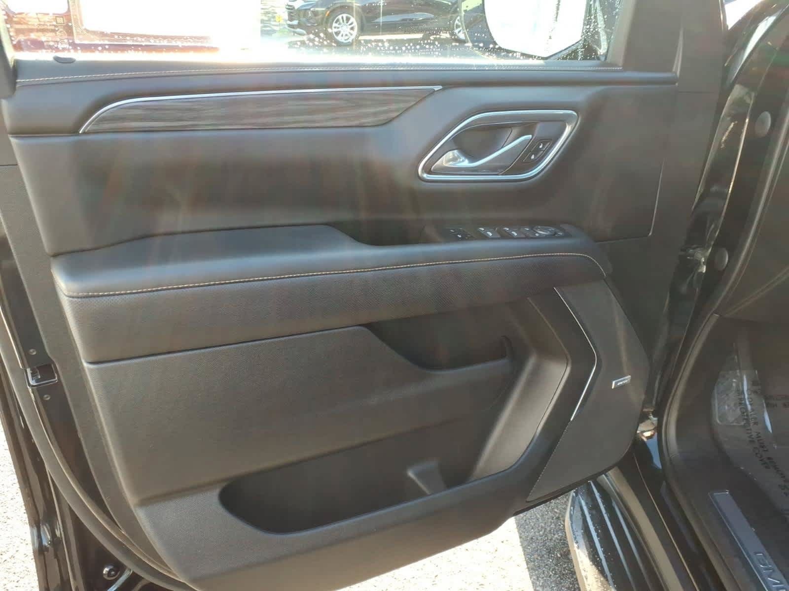 Used 2023 GMC Yukon XL SLT w/ SLT Premium Package AWD/4WD image 9