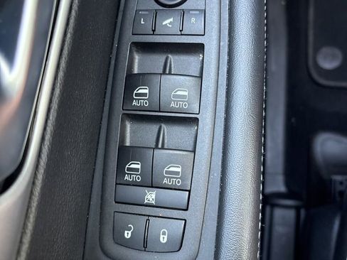 Used 2025 Chrysler Pacifica Limited FWD image 23