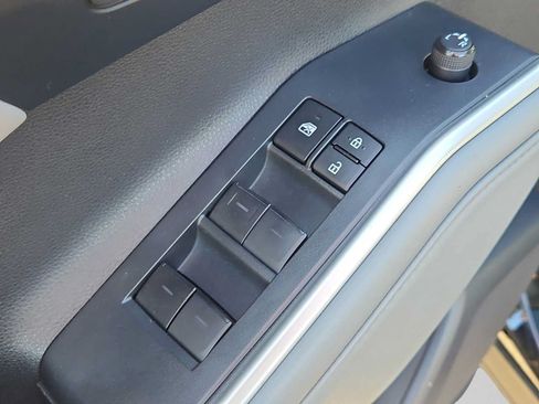 Used 2022 Toyota Highlander XLE AWD/4WD image 21