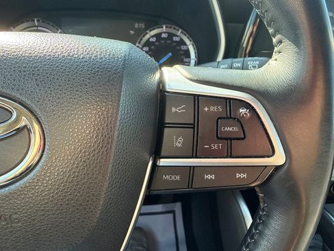 Used 2022 Toyota Highlander XLE AWD/4WD image 23